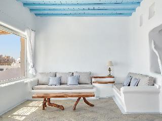 Mykonos Lolita, A Resort to Live