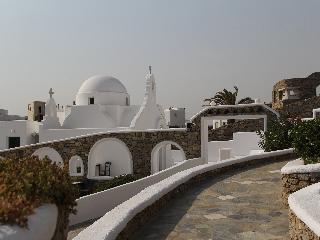 Mykonos Lolita, A Resort to Live