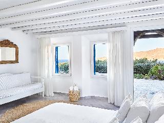 Mykonos Lolita, A Resort to Live