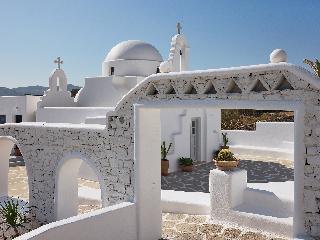 Mykonos Lolita, A Resort to Live