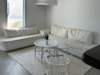 Mykonos Lolita, A Resort to Live