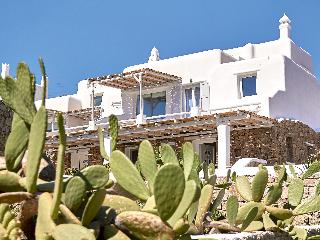 Mykonos Lolita, A Resort to Live