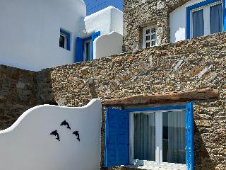 Mykonos Lolita, A Resort to Live