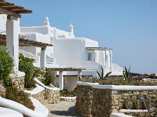 Mykonos Lolita, A Resort to Live