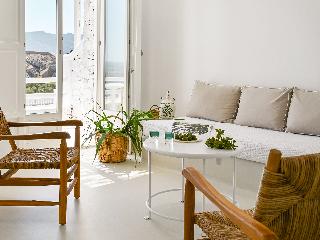 Mykonos Lolita, A Resort to Live