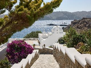 Mykonos Lolita, A Resort to Live