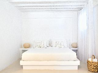 Mykonos Lolita, A Resort to Live