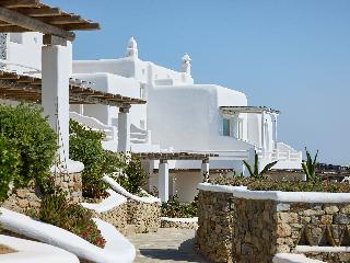 Mykonos Lolita, A Resort to Live