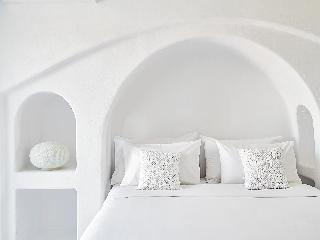 Mykonos Lolita, A Resort to Live