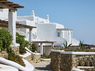 Mykonos Lolita, A Resort to Live