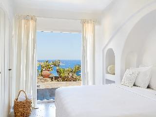 Mykonos Lolita, A Resort to Live