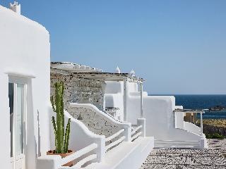 Mykonos Lolita, A Resort to Live