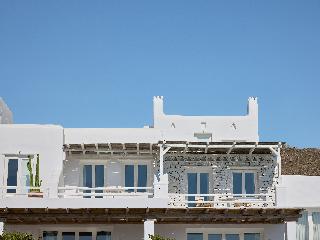 Mykonos Lolita, A Resort to Live