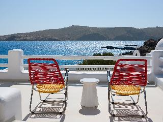 Mykonos Lolita, A Resort to Live