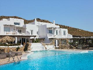 Mykonos Lolita, A Resort to Live