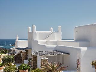 Mykonos Lolita, A Resort to Live