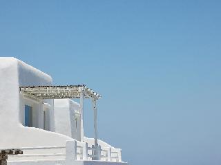 Mykonos Lolita, A Resort to Live
