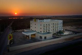 Super 8 By Wyndham Manzanillo