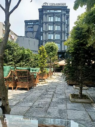 Porta Romanos Hotel