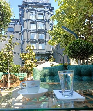 Porta Romanos Hotel