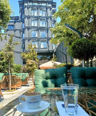 Porta Romanos Hotel