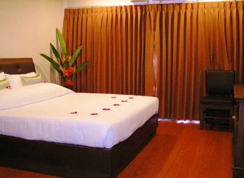 Room thumbnail 3