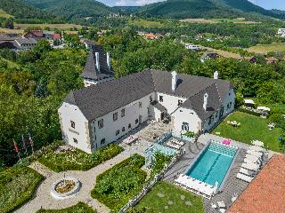 Le Petit Ivy Five Bedroom Château