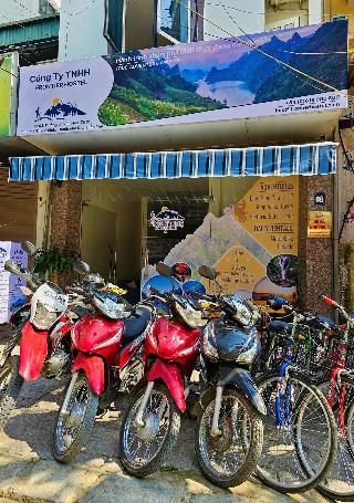 Frontier Hostel & Tours