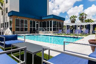 Pool
 di Hampton Inn & Suites Miami Airport South Blue