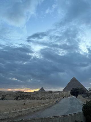 The Gate Hotel Front Pyramids Sphinx View