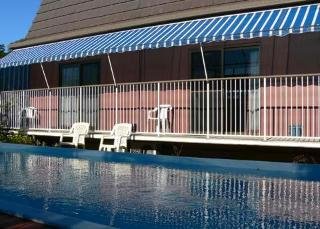 Pool
 di Comfort Inn Blue Shades