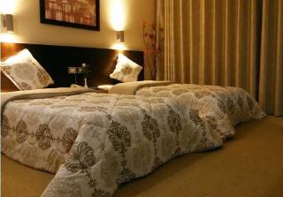 Room
 di The Parisian