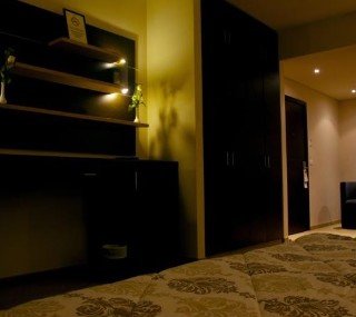 Room
 di The Parisian