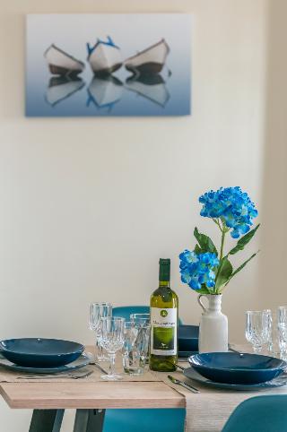 Kallas Apartments, ,