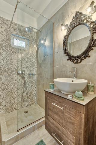 Kallas Apartments, ,