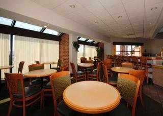 Bar
 di Comfort Inn & Suites East Town Mall Area