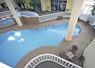 Pool
 di Quality Inn & Suites Airpark East