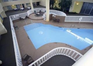 Pool
 di Quality Inn & Suites Airpark East