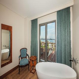 Triton Hotel