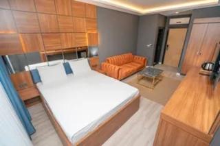 And Center Suite