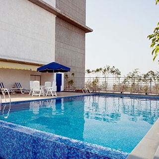 Lemon Tree Hotel East Delhi Mall - Pool