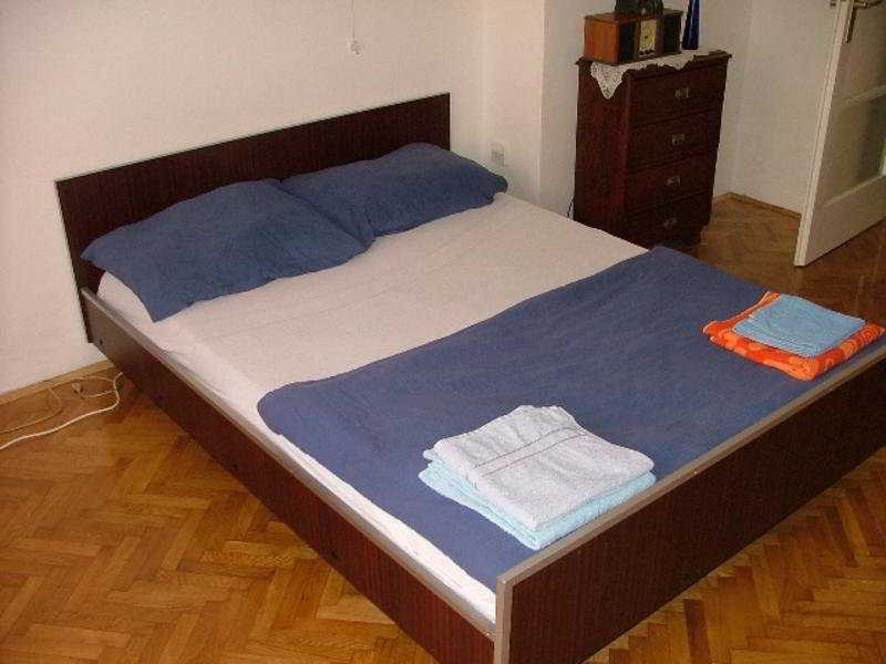 Room
 di Del De Luxe