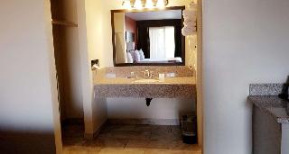 2 QUEEN BEDS,NSMK,WIREHISPD,MICRFRG,HAIR,COFMKR,IRON,FULL BREAKFAST
