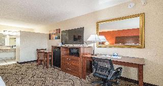 2 QUEEN BEDS,NSMK,WIREHISPD,MICRFRG,HAIR,COFMKR,IRON,FULL BREAKFAST