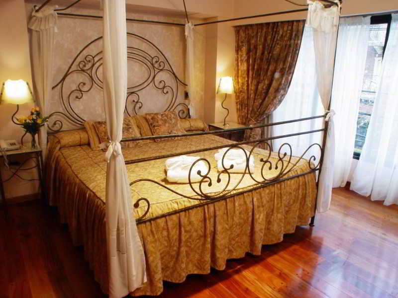 Room
 di Reina Victoria Suites & Towers