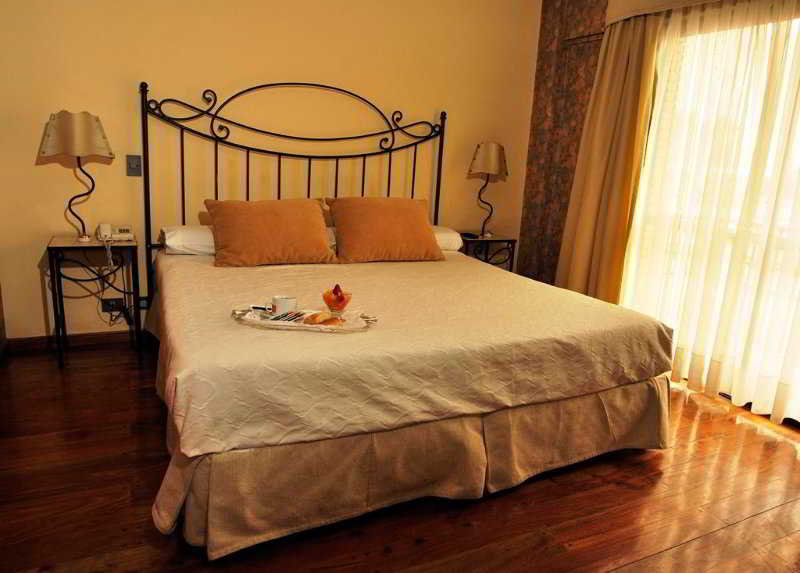 Room
 di Reina Victoria Suites & Towers