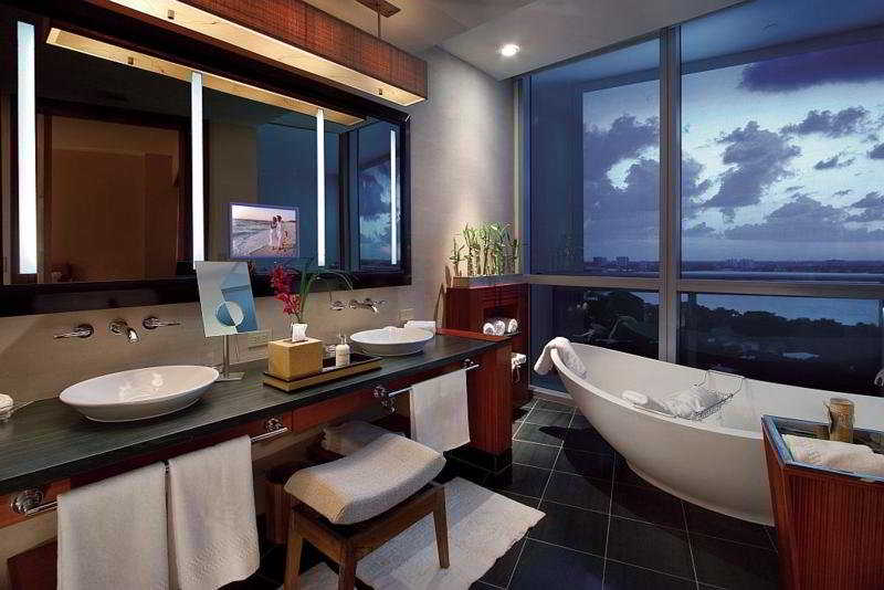 Room
 di One Bal Harbour Resort and Spa