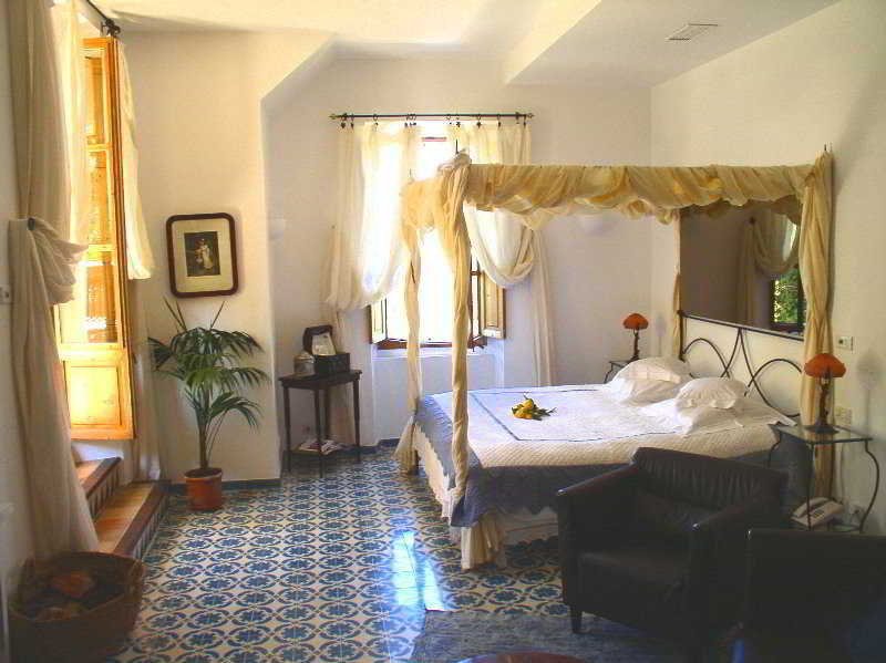 Room
 di Ca's Xorc Boutique Hotel & Restaurant