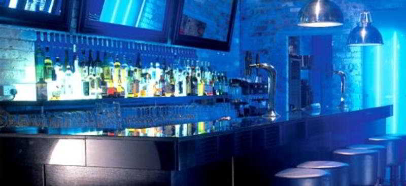 Bar
 di Dakota Nottingham