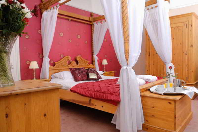 Room
 di The Douglas Arms Hotel